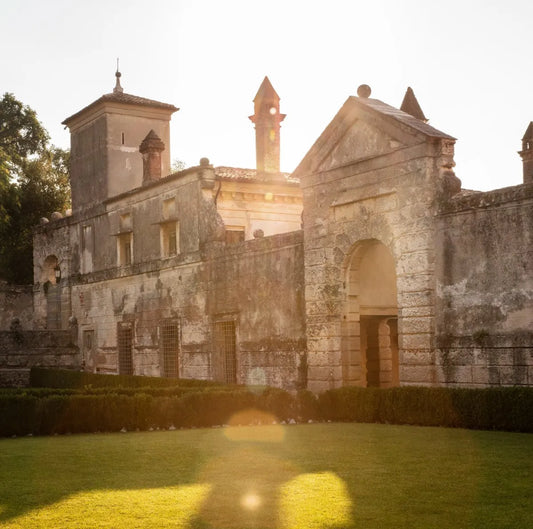Ontdek de Wijnen van Villa della Torre bij 12wine: Een Betoverende Reis door de Italiaanse Wijnbouw